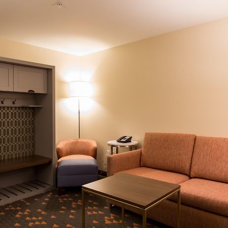 Holiday Inn Hotel & Suites - Mount Pleasant By Ihg Екстер'єр фото